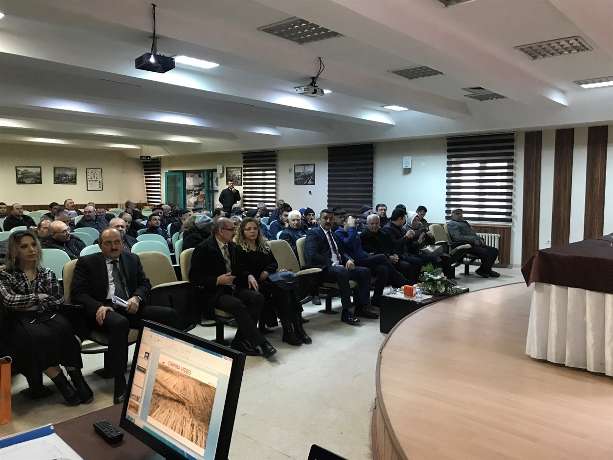 İlçemizde Kenevir ekimi ile ilgili Karadeniz Tarımsal Araştırma Enstitüsü Müdürlüğü uzmanlarından Mustafa ACAR bey tarafından toplantı ile üreticilerimize bilgiler verildi.